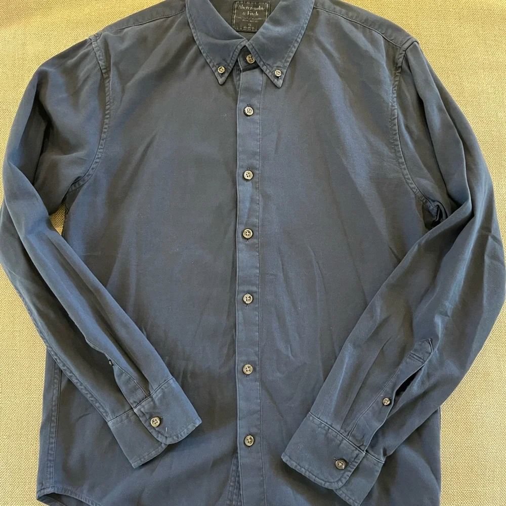 Abercrombie & Fitch Cotton Blend Solid Print Button Down Shirt in Navy Size XS - Picture 2 of 6